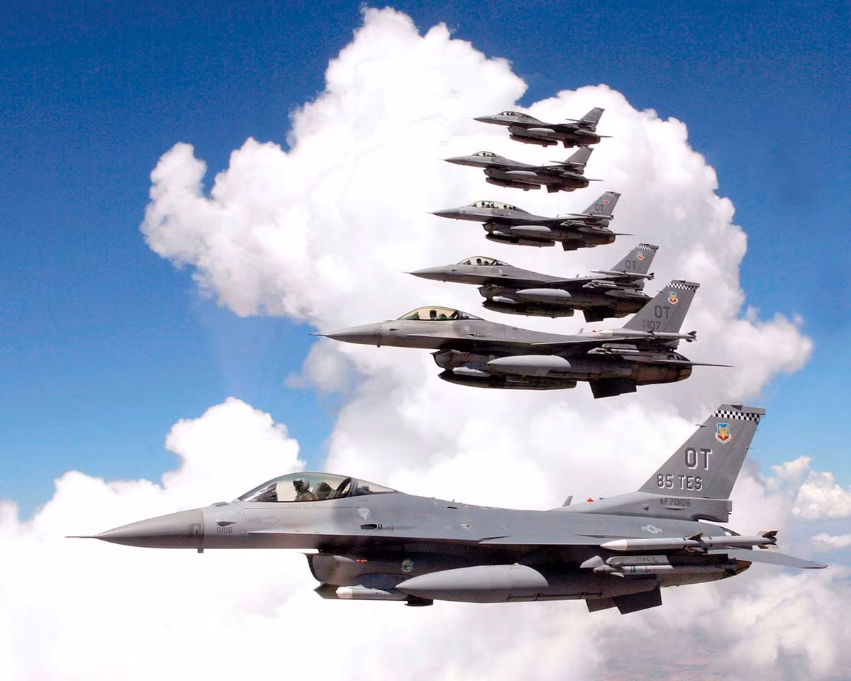 Sự linh hoạt và giá thành không quá cao là nguyên nhân dẫn tới thành công của F-16 trên thị trường xuất khẩu, hiện nó đang được sử dụng tại 24 quốc gia. Tính đến năm 2022, F-16 là chương trình máy bay lớn nhất của phương Tây với hơn 4.500 chiếc đã được chế tạo từ khi bắt đầu sản xuất năm 1976.