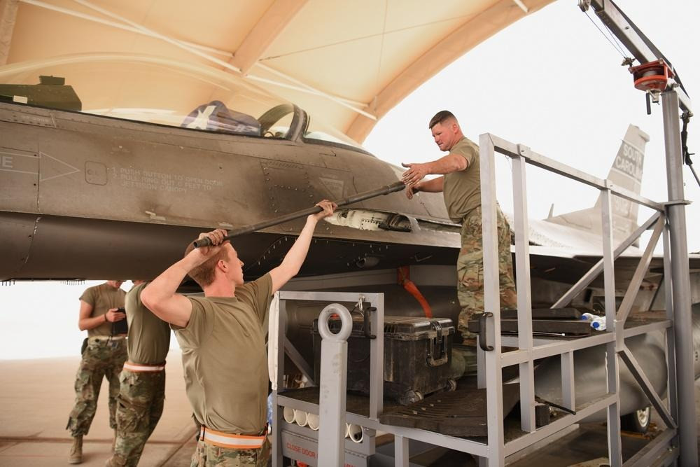 F-16 có tải trọng vũ khí tối đa là 7,7 tấn, còn tải trọng chiến đấu thì thấp hơn, vào khoảng 6 tấn vũ khí. Máy bay được trang bị 1 pháo nòng xoay 20mm M61A1 Vulcan với 511 viên đạn. Ngoài ra máy bay còn có thể mang bệ phóng rocket, tên lửa và cả bom hạt nhân B-61.