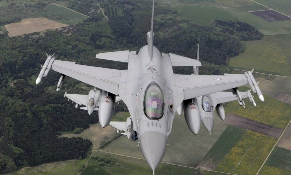 F-16 có chiều dài 15,06 m, sải cánh 9,96 m, chiều cao 4,88 m, diện tích cánh 27.87 m². Trọng lượng không tải của máy bay là 8.936 kg, trọng lượng cất cánh tối đa 16.875 kg.