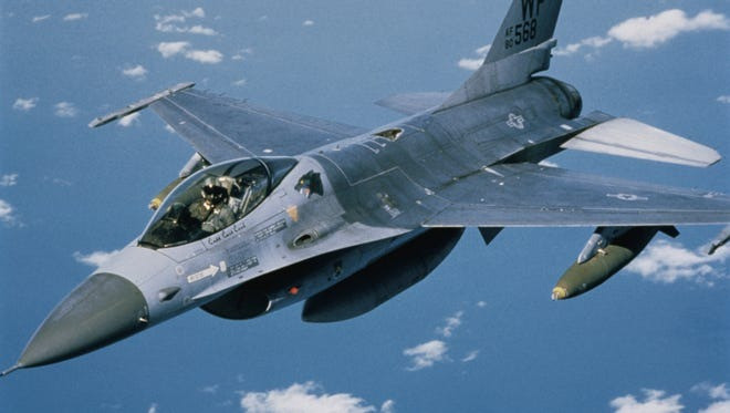 Trong một tuyên bố, quân đội cho biết: “Một chiếc F-16 Fighting Falcon thuộc Đội máy bay chiến đấu số 8 đã gặp sự cố khẩn cấp khi đang bay trên Biển Tây và bị rơi vào khoảng 8h41 sáng 31/1. Phi công đã nhảy dù an toàn và được vớt vào khoảng 9h30 sáng. Anh ấy tỉnh táo và được chuyển đến cơ sở y tế để đánh giá tình trạng sức khỏe”. Ảnh: AZCentral.