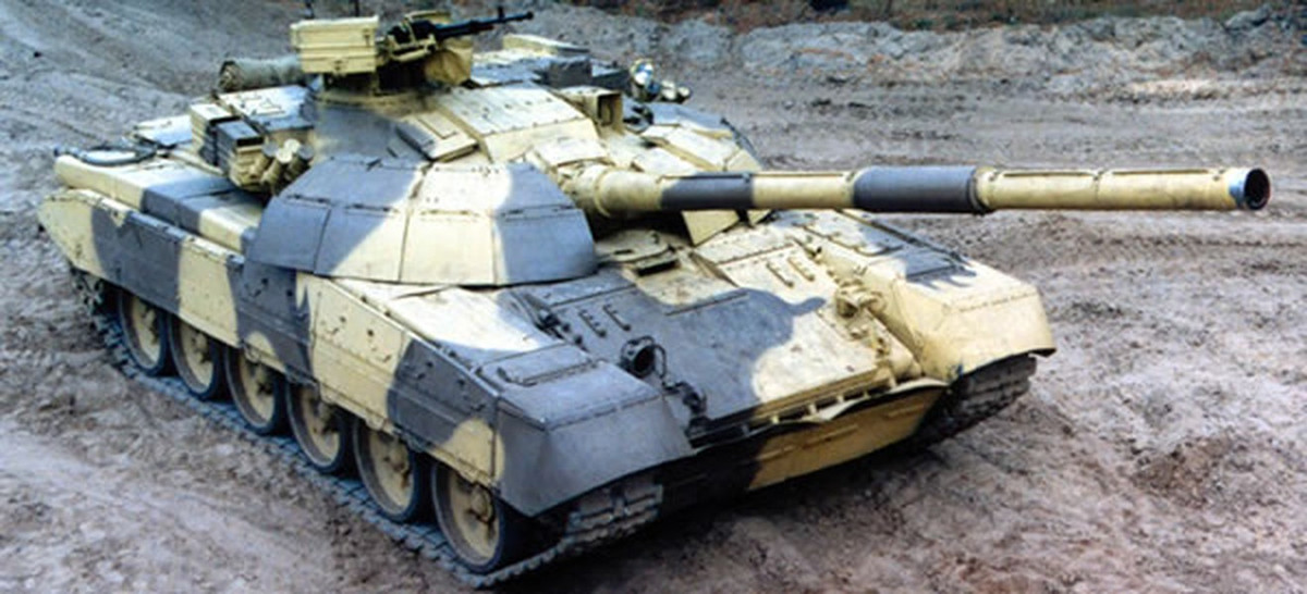 Về mặt trực quan, xe tăng T-72AG hiện đại hóa được tăng cường các module giáp phản ứng nổ thế hệ 3 mang tên Nozh, giúp nâng cao đáng kể khả năng bảo vệ trước các loại đạn xuyên lõm hai tầng và thậm chí cả đạn xuyên động năng tiên tiến.