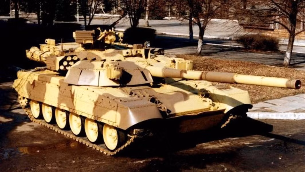 Các hoạt động nghiên cứu đối với chiếc xe tăng chiến đấu chủ lực T-72AG mua lại từ Ukraine được thực hiện bởi những binh sĩ thuộc Tiểu đoàn Tình báo quân sự số 203 của Lục quân Mỹ.