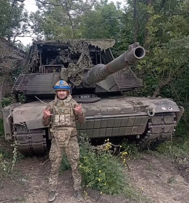 Chính vì vậy, ngoài các lớp giáp lồng chống máy bay không người lái, xe tăng M1 Abrams của Ukraine còn được trang bị thêm giáp phản ứng nổ Kontakt-1, chúng được gắn bên trên lớp giáp phản ứng M19 Abrams (ARAT) theo tiêu chuẩn của Mỹ, nằm dọc theo hai bên thân xe tăng. Các tấm gạch ERA Kontakt-1 do Liên Xô thiết kế còn được gắn vào mặt trước của xe tăng.