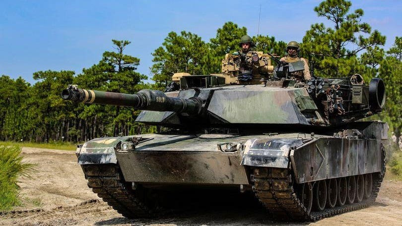 Sự đổi mới này được xem là một bước cải tiến quan trọng trong việc nâng cao khả năng phòng thủ cho xe tăng. Những hình ảnh thú vị trên xuất hiện sau khoảng một tháng, kể từ khi có thông tin về việc Ukraine rút xe tăng M1A1 khỏi tiền tuyến, do lo ngại chúng dễ bị máy bay không người lái cảm tử của Nga tấn công. Ảnh: Forbes.