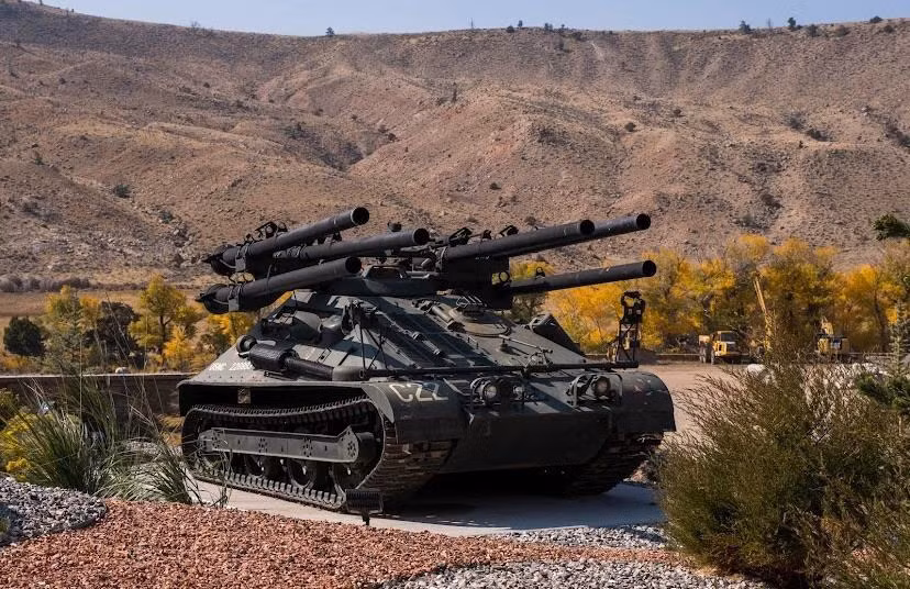 Còn xét về các phương tiện thiết giáp, tại sao chúng thường không có thiết kế nhiều pháo hay nhiều tháp pháo như tàu chiến? Vì trên bộ các phương tiện đều bị giới hạn rất nhiều về khối lượng và kích thước để có thể tác chiến hiệu quả cũng như có thể đi qua được cầu hay có thể thể tác chiến trong rừng và đô thị.