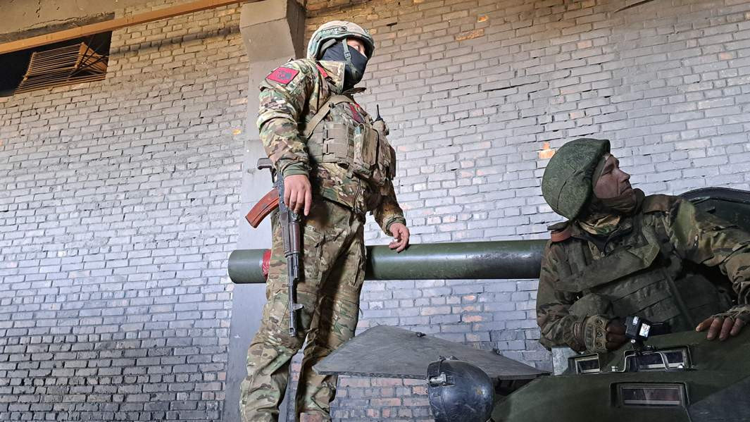 Bằng cách lắp đặt các màn chắn kim loại phía sau xe và gia cố bằng các tấm chắn cao su, "Nona-SVK" đã trở thành một pháo đài di động. Nhưng không dừng lại ở đó, đội quân này còn trang bị thêm các hệ thống tác chiến điện tử (RER) để gây nhiễu sóng các UAV cảm tử của đối phương.