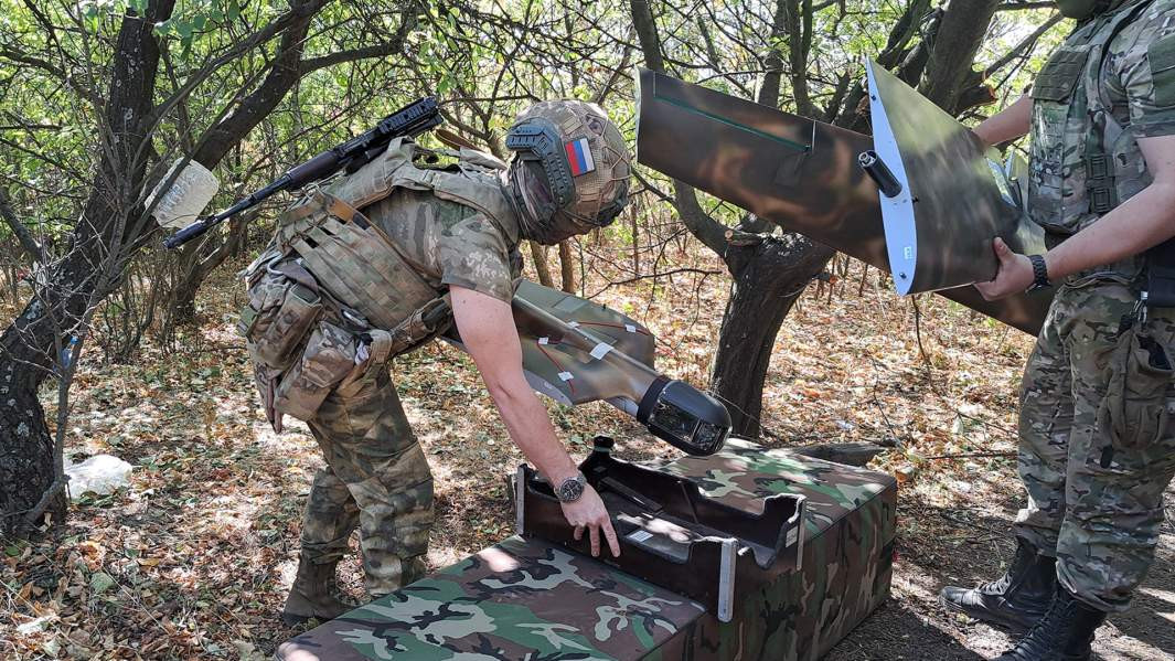 Trong khi đó, tại các đơn vị điều khiển UAV trinh sát của Quân đội Nga, drone Zala nổi tiếng với khả năng chống lại tác chiến điện tử và vũ khí truyền thống đang phải đối đầu với một thách thức mới: UAV cảm tử FPV của Ukraine.