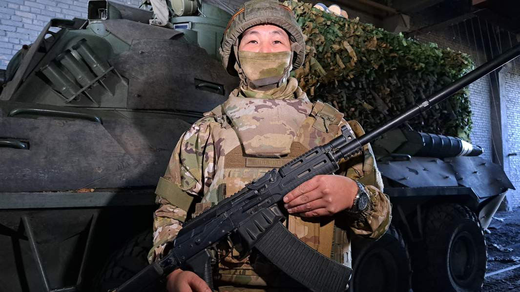 Một binh sĩ Nga có biệt danh "Maloy" thuộc đội tác chiến điện tử đã chia sẻ rằng anh cùng các đồng đội của mình chuyên thực hiện nhiệm vụ bảo vệ pháo binh khỏi UAV. Anh sử dụng thiết bị nhiễu sóng để làm gián đoạn liên lạc của các drone, đồng thời trang bị súng trường AK-12 để bắn hạ trực tiếp các UAV khi cần thiết. "Tôi đã tiêu diệt được 18 chiếc UAV của địch, trong đó có cả drone kamikaze FPV vào ban đêm nhờ khả năng nhìn thấy ánh sáng từ camera của chúng", Maloy chia sẻ.