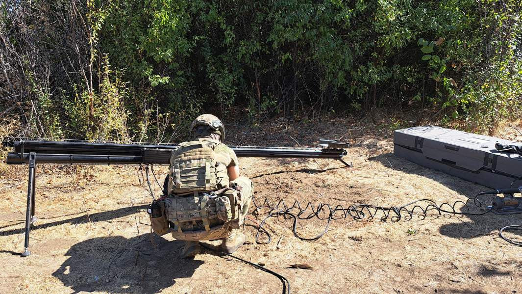 Bên cạnh Maloy, các xạ thủ khác cũng được trang bị vũ khí để chống lại UAV. "Shaman", một binh sĩ khác, sử dụng súng ngắn "Vepr-12" để bắn hạ UAV ở khoảng cách 50-100 mét. Với các đạn lưới mới được thử nghiệm, họ đang hoàn thiện kỹ năng và chiến thuật trên chiến trường bằng những kinh nghiệm quý báu.