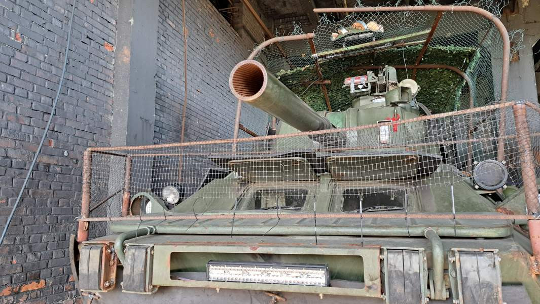 Trong một chiến dịch, khẩu súng cối tự hành "Nona-SVK" thuộc Quân khu Trung tâm Nga đã sẵn sàng ra trận. Đây là một cỗ máy chiến đấu đặc biệt, kết hợp giữa súng cối và pháo dã chiến, với khả năng di chuyển linh hoạt nhờ khung gầm xe chiến đấu bọc thép 8 bánh. Tuy nhiên, trong bối cảnh hiện đại, chiến trường đã buộc các đơn vị phải nâng cấp phương tiện của mình để đối phó với các UAV đối phương.