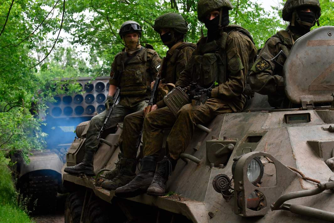 Khi UAV ngày càng trở thành công cụ quan trọng trong các chiến dịch quân sự, Quân đội Nga đang liên tục tìm cách nâng cấp vũ khí và chiến thuật để duy trì ưu thế trước các mối đe dọa mới. Và cuộc chiến này - không chỉ là cuộc chiến giữa người với người, mà còn là cuộc chiến giữa các công nghệ hiện đại - sẽ còn tiếp tục phát triển trong tương lai. (Nguồn ảnh: Izvestia).