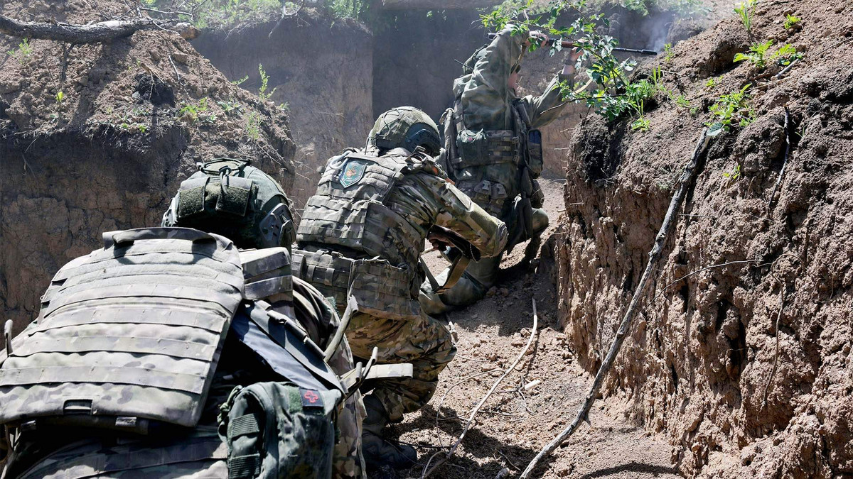 Một sĩ quan Nga có biệt danh "Muzykan" giải thích rằng, các UAV FPV của đối phương thường "săn đuổi" drone Zala của họ. Tuy nhiên, đội quân Nga đã phát triển các biện pháp đối phó bằng cách sử dụng hệ thống trinh sát điện tử (RER) để phát hiện và né tránh UAV của đối phương. Đồng thời, các thông tin trinh sát này cũng được truyền ngay lập tức cho lực lượng pháo binh để tiêu diệt các căn cứ điều khiển UAV cảm tử.