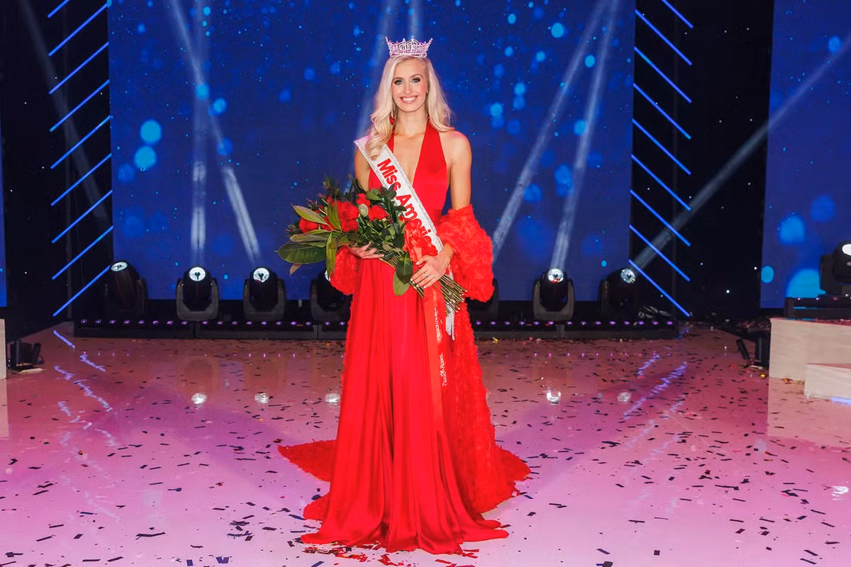 Madison Marsh, một thiếu úy Không quân Mỹ, đã ghi dấu ấn lịch sử khi trở thành quân nhân tại ngũ đầu tiên giành được danh hiệu Hoa hậu Mỹ vào năm 2024. (Ảnh: Houston McCollough).