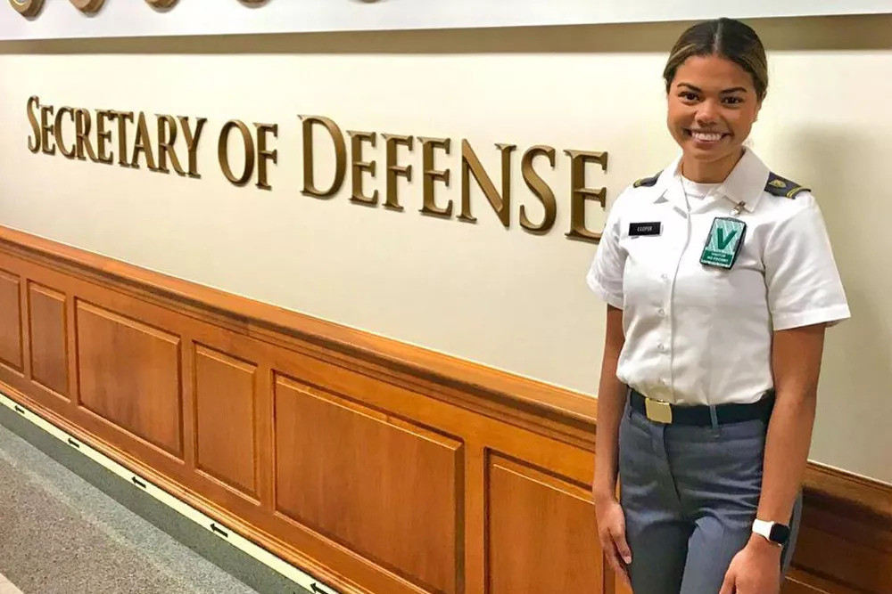 Cô có bằng cử nhân danh dự khoa toán học của Học viện Quân sự Mỹ West Point và hiện đang phục vụ trong quân đội với cấp bậc thiếu úy. Với sự quyết tâm và tài năng, cô đã vượt qua 50 thí sinh khác để giành vương miện Hoa hậu Mỹ trong đêm chung kết diễn ra vào ngày 4/8 lại Los Angels vừa qua. (Ảnh: Instagram/ Cooper).