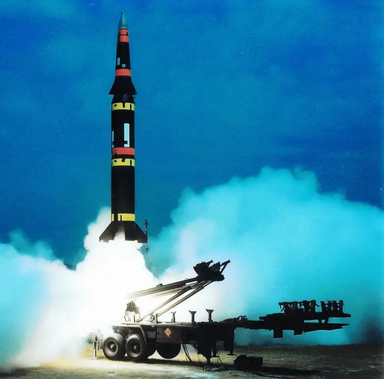 Khả năng lớn nhất trong thời gian tới là Nga hoặc Mỹ sẽ cố gắng giáng một đòn tước vũ khí đối phương và ngăn chặn cơ hội tấn công trả đũa. Mặc dù điều này không hề đơn giản, nhưng Washington có lẽ đã chuẩn bị từ lâu, khi âm thầm bố trí các tên lửa tầm trung và tầm ngắn ở châu Âu vào cuối thời kỳ Liên Xô. Bằng cách triển khai ICBM trang bị hạt nhân không phải trên lãnh thổ của mình, Mỹ đã tránh được một hiểm hoạ trực tiếp, và đẩy nó về phía đồng minh của mình. Ảnh: Tên lửa đạn đạo tầm trung MGM-31 Pershing II của Mỹ từng là mối đe doạ của Liên Xô.