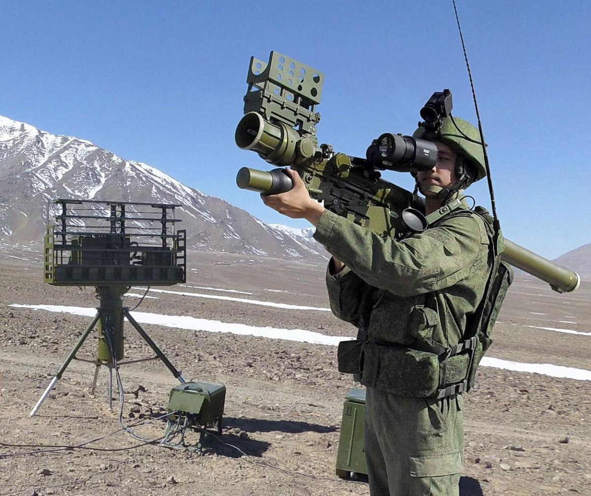 Các tên lửa được sử dụng trong hệ thống Gibka-S bao gồm 9K38 Igla và 9K333 Verba. Igla là hệ thống phòng không cầm tay được giới thiệu vào năm 1981, trong khi Verba là thế hệ thứ tư của MANPADS, được Nga giới thiệu vào năm 2014. Verba được trang bị thiết bị tìm kiếm quang học ba kênh, nâng cao khả năng phân biệt mục tiêu thật với mục tiêu mồi nhử.