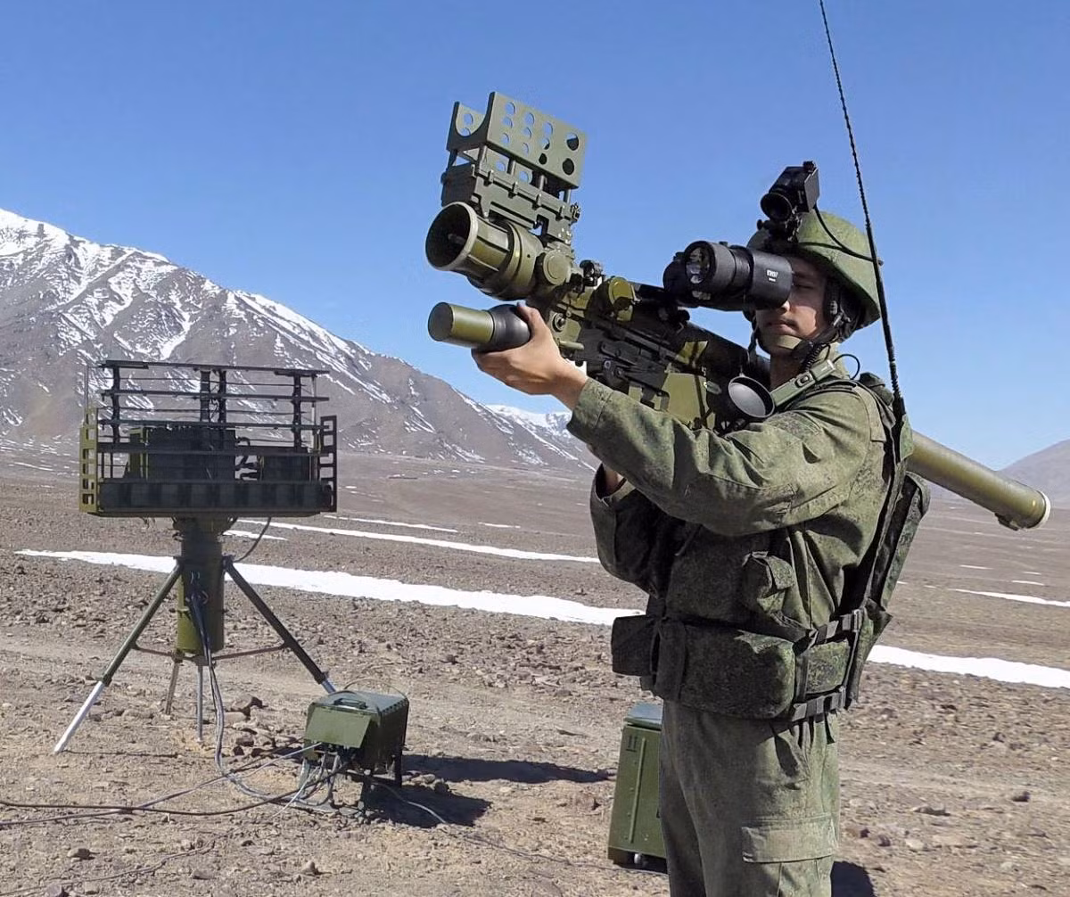 Các tên lửa được sử dụng trong hệ thống Gibka-S bao gồm 9K38 Igla và 9K333 Verba. Igla là hệ thống phòng không cầm tay được giới thiệu vào năm 1981, trong khi Verba là thế hệ thứ tư của MANPADS, được Nga giới thiệu vào năm 2014. Verba được trang bị thiết bị tìm kiếm quang học ba kênh, nâng cao khả năng phân biệt mục tiêu thật với mục tiêu mồi nhử.