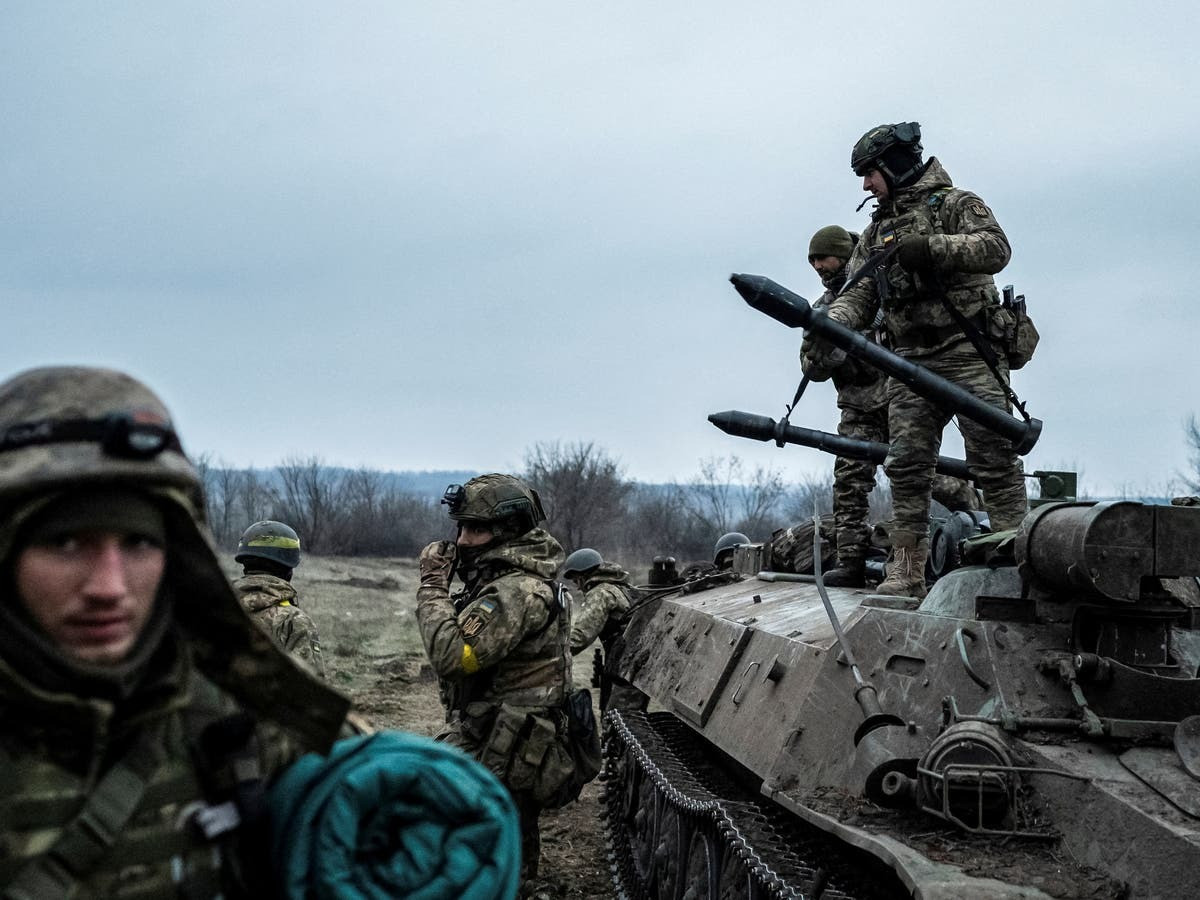Bên cạnh đó, máy bay không người lái, pháo binh và Không quân Nga đã tích cực ngăn chặn các đơn vị quân tiếp viện của Ukraine. Nhiều video chiến trường do Quân đội Nga công bố cho thấy, quân tiếp viện của Quân đội Ukraine đã phải đi qua các bãi mìn lớn do chính họ đặt trong điều kiện không có xe bọc thép và hứng chịu hỏa lực của pháo binh Nga. Ảnh: Al Arabiya.