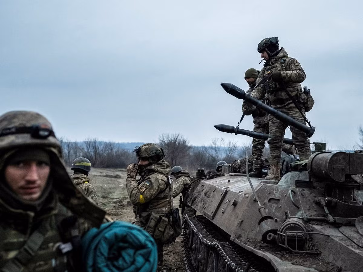 Bên cạnh đó, máy bay không người lái, pháo binh và Không quân Nga đã tích cực ngăn chặn các đơn vị quân tiếp viện của Ukraine. Nhiều video chiến trường do Quân đội Nga công bố cho thấy, quân tiếp viện của Quân đội Ukraine đã phải đi qua các bãi mìn lớn do chính họ đặt trong điều kiện không có xe bọc thép và hứng chịu hỏa lực của pháo binh Nga. Ảnh: Al Arabiya.