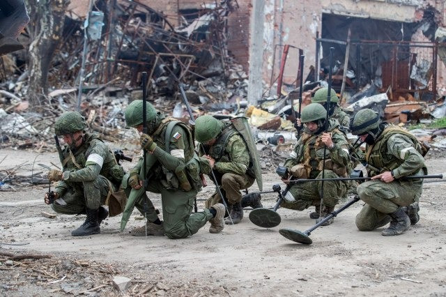 Sư đoàn súng trường cơ giới cận vệ số 27, Tập đoàn quân 41 thuộc Quân khu trung tâm của Nga đã phát động cuộc tấn công dữ dội theo hướng Ocheretine. Các tuyến phòng thủ và công sự do Quân đội Ukraine xây dựng gần các thung lũng và đường sườn núi ở hai bên cao nguyên đã thất thủ trước tinh thần chiến đấu cảm tử của quân Nga.