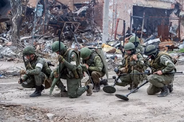 Sư đoàn súng trường cơ giới cận vệ số 27, Tập đoàn quân 41 thuộc Quân khu trung tâm của Nga đã phát động cuộc tấn công dữ dội theo hướng Ocheretine. Các tuyến phòng thủ và công sự do Quân đội Ukraine xây dựng gần các thung lũng và đường sườn núi ở hai bên cao nguyên đã thất thủ trước tinh thần chiến đấu cảm tử của quân Nga.