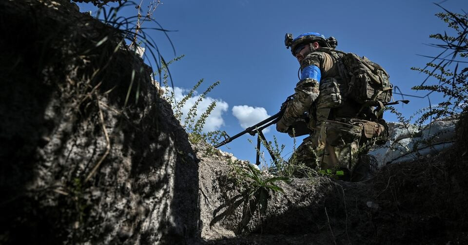 Việc thiếu quân chưa phải là vấn đề duy nhất, Quân đội Ukraine còn phải đối mặt với tình thế nghiêm trọng là không thể chống đỡ các đòn tấn công của Nga. Quân Nga áp dụng chiến thuật tấn công tập trung vào một điểm trên tuyến phòng thủ của Ukraine và sau đó mở rộng khu vực đánh chiếm, từng bước làm sụp đổ từng mảng tuyến phòng thủ của Ukraine.