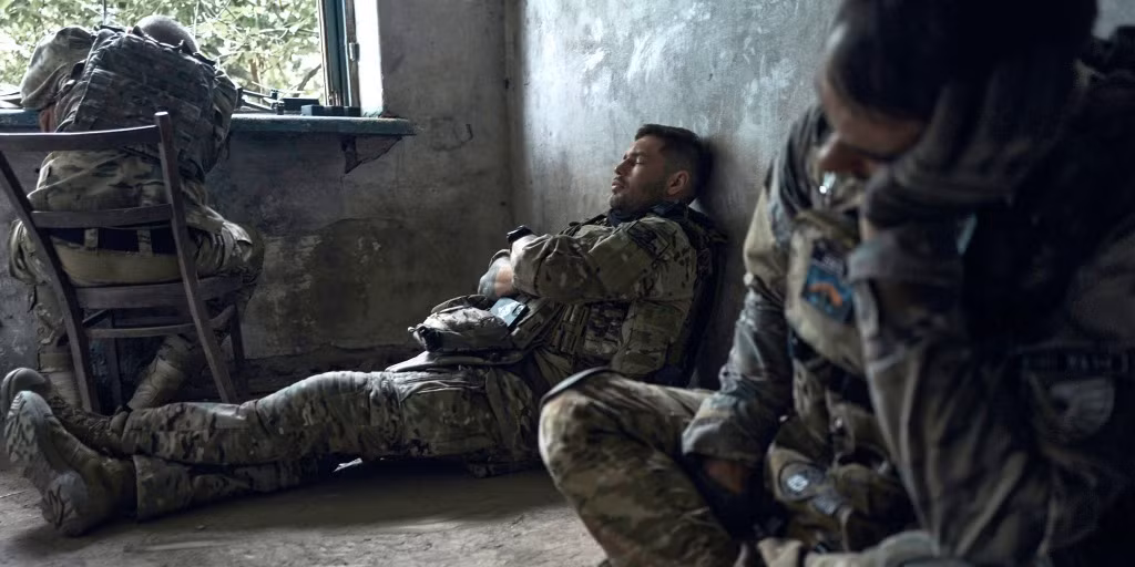 Trên thực tế, Quân đội Ukraine không có nhiều lực lượng dự bị trên tuyến phòng thủ trung tâm ở Donetsk. Nhiều binh sĩ đã lâu không được đưa về hậu phương để nghỉ ngơi, phục hồi sức khỏe, các đơn vị tiền tuyến luôn trong tình trạng thiếu quân số. Do đó, với tình trạng thiếu quân trầm trọng, cầm cự và rút lui là chiến lược phòng thủ khả thi duy nhất của Quân đội Ukraine trong hoàn cảnh này.