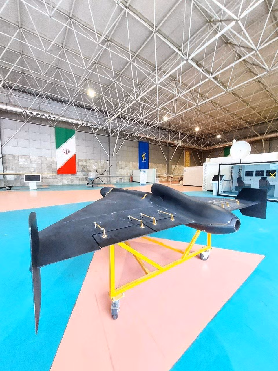 Shahed-236 là loại máy bay không người lái tấn công đầy triển vọng của Iran, có thiết kế tương tự với phiên bản trước nhưng bổ sung thêm thiết bị quang học, cho phép tìm kiếm mục tiêu tự động đồng thời cung cấp cho người vận hành tùy chọn dẫn đường thủ công cho máy bay không người lái. Ảnh: Islamic World News.