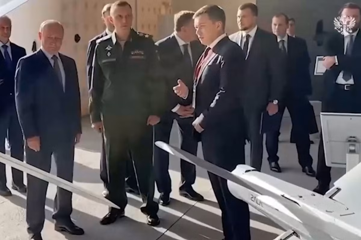 Trong chuyến thăm Trung tâm Công nghệ Đặc biệt ở St. Petersburg, Tổng thống Nga Vladimir Putin đã được giới thiệu về chiếc máy bay không người lái mới này, cùng với các hệ thống không người lái khác do Nga sản xuất như Zala Lancet và Orlan-10. Ảnh: Army Recognition.