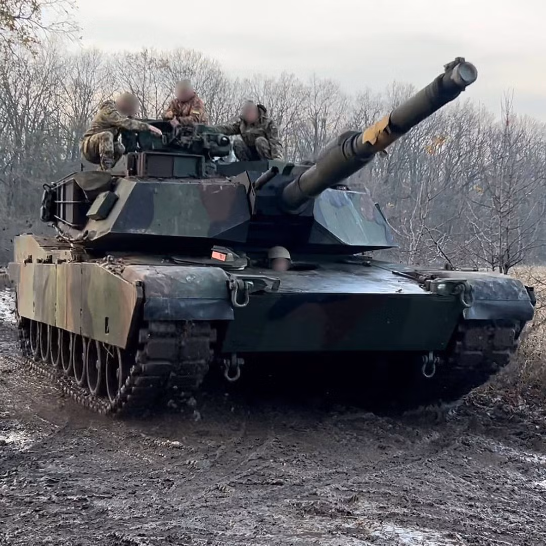 Sau một thời gian trì hoãn, 31 chiếc M1A1 Abrams đã được Mỹ bàn giao lần đầu tiên cho Ukraine vào tuần cuối cùng của tháng 9/2023. Những chiếc xe tăng này được đặt dưới sự chỉ huy của Lữ đoàn cơ giới độc lập số 47, đơn vị trước đây đã tiếp nhận xe tăng Leopard 2A6 do Đức chế tạo. Ảnh: Reddit.