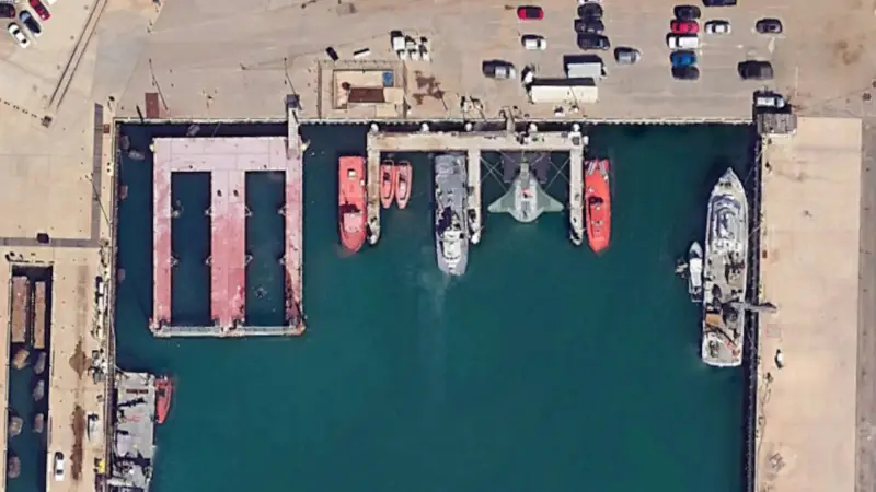 Chưa đầy 1 tháng sau, vào ngày 1/5, DARPA tiếp tục báo cáo về tiến độ công việc. Sản phẩm Manta Ray đã vượt qua các cuộc thử nghiệm trên biển. Trong những bức ảnh vệ tinh chụp Căn cứ hải quân Port Hueneme ở California do Google Earth chụp vào tháng 11 năm ngoái và tháng 4 năm nay, một vật thể nghi là UUV Manta Ray đã xuất hiện trên bến tàu nổi. Có vẻ như sau khi hoàn tất quá trình thử nghiệm, Mantay Ray được đưa thêm một vài thiết kế bổ sung.