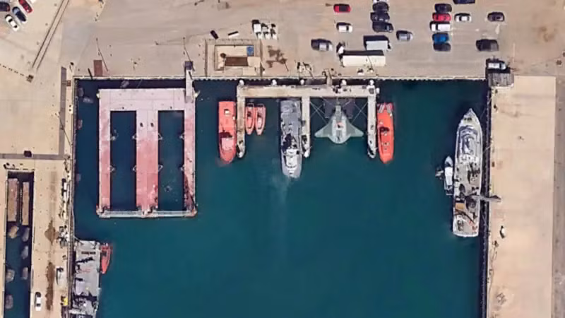 Chưa đầy 1 tháng sau, vào ngày 1/5, DARPA tiếp tục báo cáo về tiến độ công việc. Sản phẩm Manta Ray đã vượt qua các cuộc thử nghiệm trên biển. Trong những bức ảnh vệ tinh chụp Căn cứ hải quân Port Hueneme ở California do Google Earth chụp vào tháng 11 năm ngoái và tháng 4 năm nay, một vật thể nghi là UUV Manta Ray đã xuất hiện trên bến tàu nổi. Có vẻ như sau khi hoàn tất quá trình thử nghiệm, Mantay Ray được đưa thêm một vài thiết kế bổ sung.