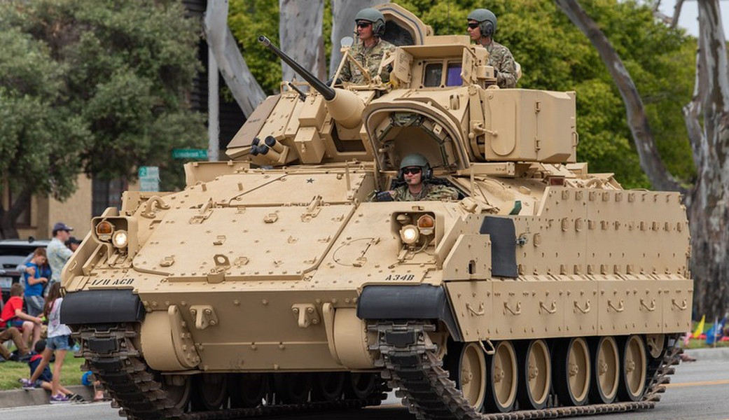 Một trong những tính năng chính của M242 là hệ thống nòng thay đổi nhanh, cho phép thay nòng nhanh chóng trên chiến trường, điều này rất quan trọng để duy trì khả năng sẵn sàng tác chiến trong các cuộc giao tranh kéo dài.