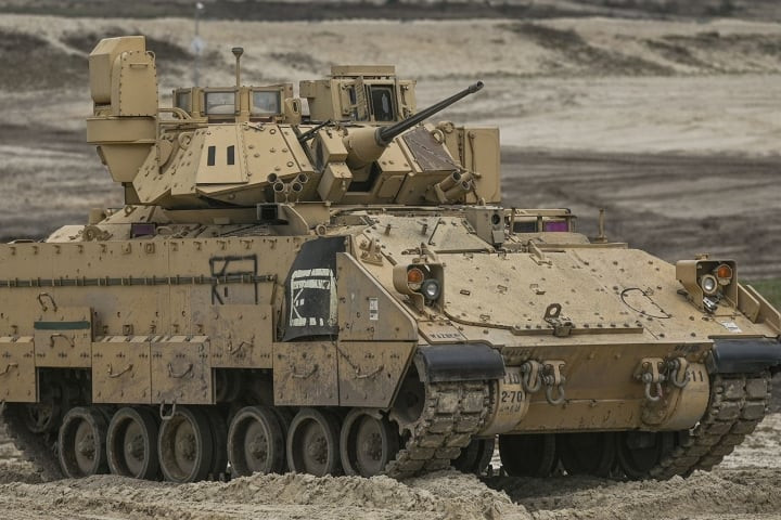 Điểm nhấn của Bradley M2A2 chính là khẩu súng máy M242 25 mm mạnh mẽ được trang bị trên xe, đây là một loại vũ khí chính xác và có hỏa lực mạnh. Ảnh: New York Time.