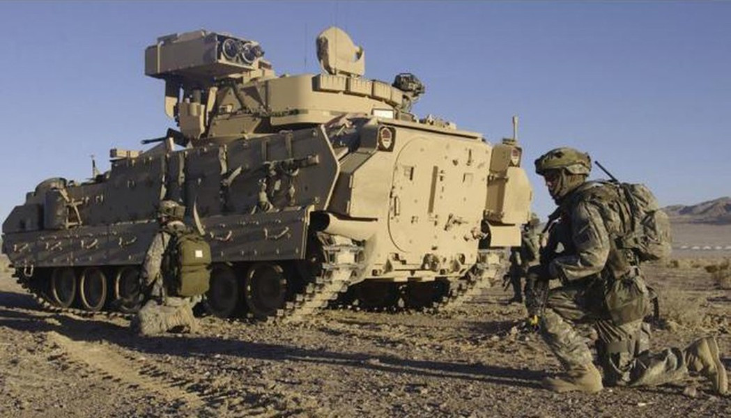 Về khả năng chiến đấu, tốc độ bắn, độ chính xác và tầm bắn cao (lên đến 2.500 mét) của M242 khiến nó trở thành vũ khí đáng gờm trên chiến trường. Súng được sử dụng để chống lại nhiều mục tiêu, bao gồm xe bọc thép hạng nhẹ và hạng trung, bộ binh và máy bay bay thấp.