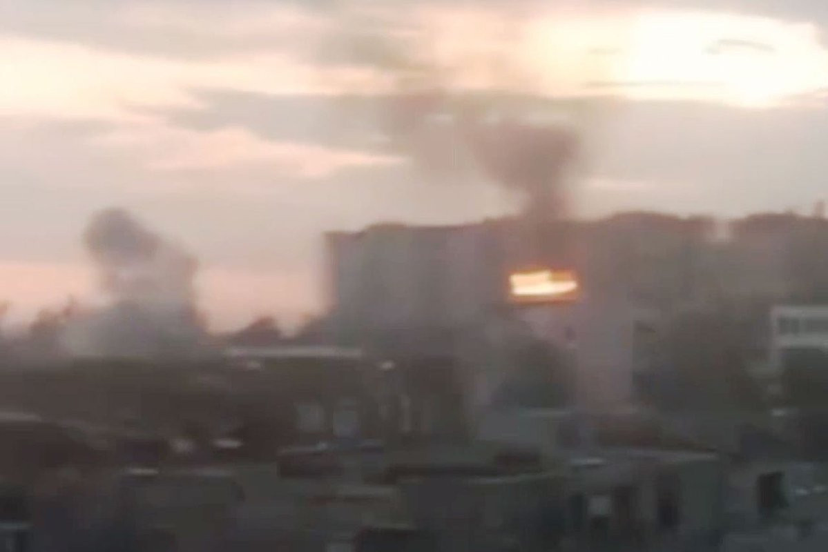 Những đoạn video ghi lại cảnh các cuộc tấn công dữ dội đã xuất hiện trên mạng, cho thấy những vụ nổ và các công trình bị phá hủy nghiêm trọng. Ảnh: Các cuộc tấn công tại Ugledar hiện nay.