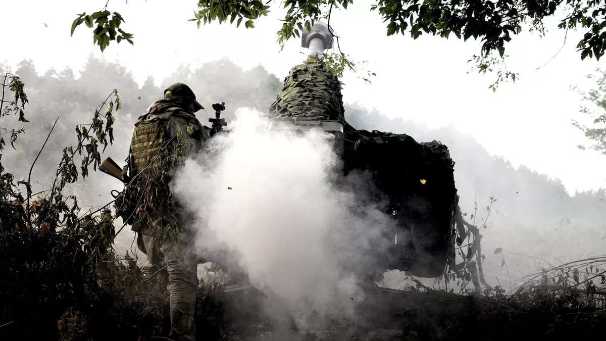 Mercouris cũng phân tích rằng Ugledar bảo vệ sườn phía đông của bất kỳ cuộc tấn công nào của lực lượng Ukraine hướng về phía nam. Nếu họ mất đi thành phố này, khả năng tiến ra biển của Quân đội Ukraine sẽ không còn. Ông tin rằng việc Nga kiểm soát thành phố này sẽ là "một cú đòn nghiêm trọng đối với AFU. Ảnh: Binh lính Nga trên chiến trường.