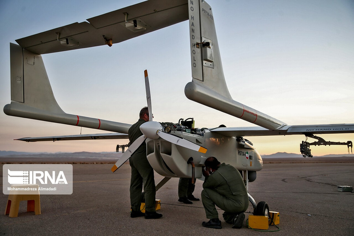 Mohajer-6 là UAV hạng nặng có khả năng tiến hành trinh sát và đánh trúng các mục tiêu được phát hiện. Nó được chế tạo trên cơ sở khung máy bay hai chùm làm bằng kim loại và nhựa. Thân máy bay ngắn chứa thiết bị điều khiển, thiết bị trinh sát và động cơ. Cánh được làm thẳng, phần đuôi có hình chữ U. Ảnh: iswnews.com.