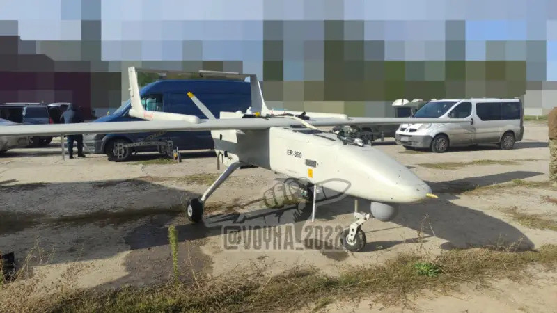 Một chiếc UAV, được cho là Mohajer-6 của Iran, xuất hiện trong đoạn video quay tại Crimea vào tháng 6/2023, khi bị tên lửa phòng không bắn trúng, dẫn đến cháy và rơi xuống. Ảnh: Imp-navigator.livejournal.com.