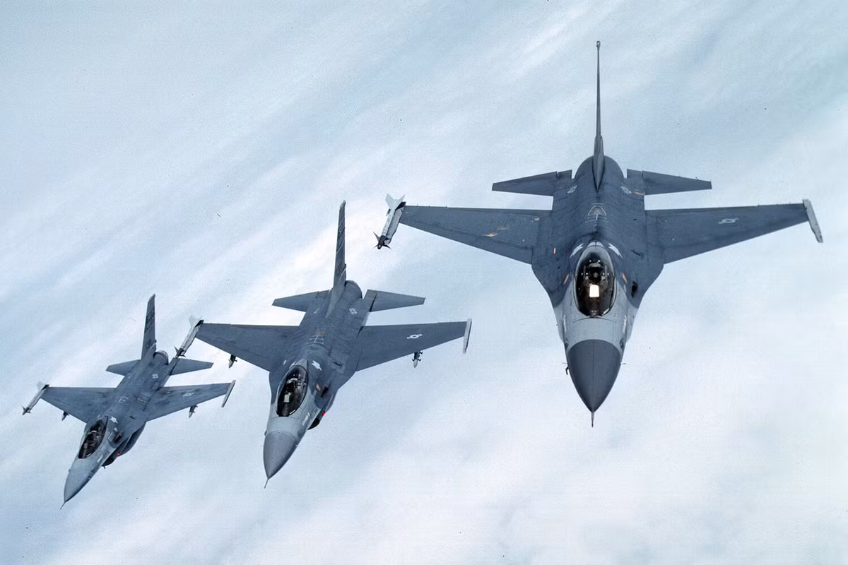 Ngay cả khi các phi công Mỹ điều khiển F-16, việc đối mặt với một đối thủ ngang tài ngang sức không hề đơn giản. Việc mất chỉ một máy bay chiến đấu trên bầu trời Ukraine sẽ là lời cảnh tỉnh mạnh mẽ đối với Không quân Mỹ. Đối với phi công Ukraine, dù đã có 100 giờ bay trên thiết bị này, việc ứng phó với các phi công Nga giàu kinh nghiệm vẫn là một thách thức lớn.