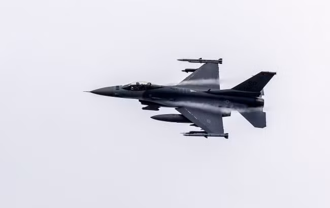 Ukraine có thể nhận được tới 20 máy bay chiến đấu F-16 vào cuối năm nay, được giao đến theo nhiều lô hàng. Trong những tháng tới, con số này dự kiến sẽ tăng đáng kể, với các báo cáo cho biết hơn 100 máy bay F-16 có thể đang trên đường đến. Lô máy bay đầu tiên này dự kiến sẽ được chuyển đến Hà Lan, khi các thủ tục xuất khẩu đã hoàn tất.