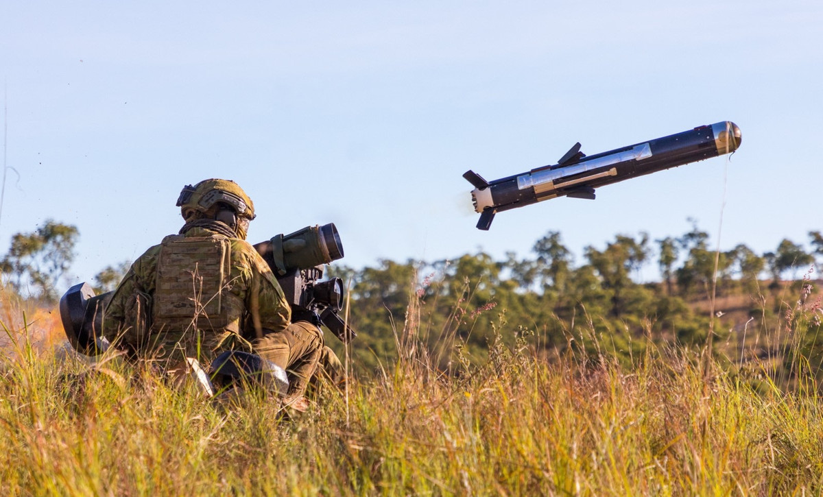 Ngoài ra tên lửa cũng thường được sử dụng để tấn công các mục tiêu ở cự li rất gần, các mục tiêu bị che khuất, hoặc mục tiêu là máy bay trực thăng bằng chế độ bắn đột nóc.