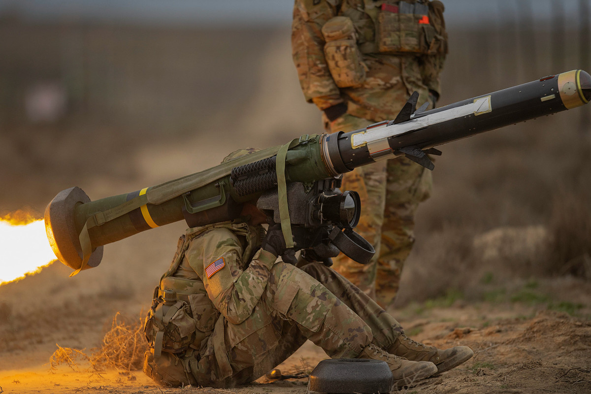 “Giờ đây, Javelin được công nhận là hệ thống vũ khí chống tăng hiệu quả nhất. Thông qua hợp đồng này, chúng tôi sẽ tiếp tục sản xuất và cung cấp thiết bị này để hỗ trợ các lực lượng mặt đất toàn cầu, trong nỗ lực bảo vệ vệ lợi ích và chủ quyền của họ”. Andy Amaro, chủ tịch JJV và giám đốc chương trình Javelin tại Raytheon cho hay.