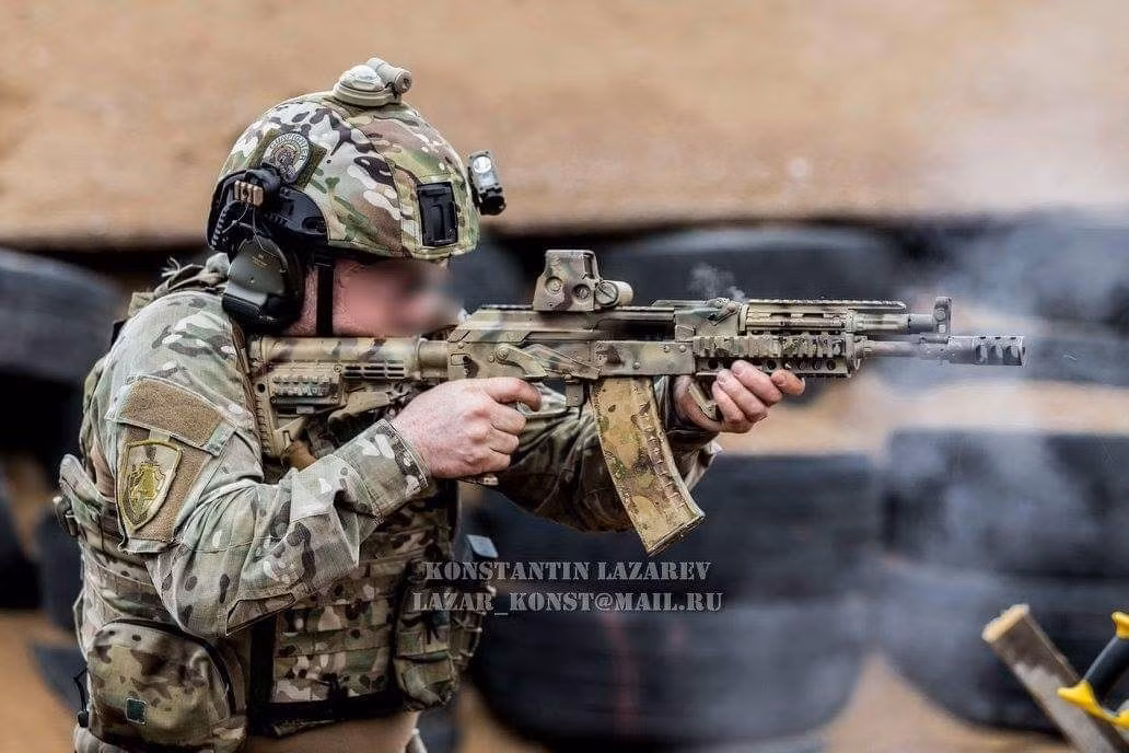 Bề ngoài, AK Alpha của lực lượng FSB (Tổng cục An ninh Liên bang Nga) là sự chia sẻ từ thiết kế của súng trường tấn công Kalashnikov cổ điển, đồng thời có những kết hợp của những cải tiến mới nhất trong thế giới vũ khí.