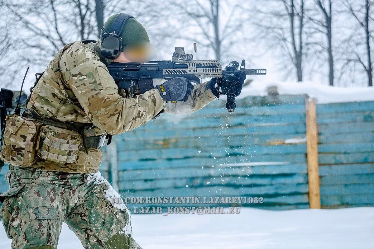 Vũ khí cũng đi kèm với một bộ giảm thanh. Mặc dù nó không thể triệt âm hoàn toàn âm thanh phát ra từ các viên đạn siêu thanh 5.45, nhưng nó làm tăng đáng kể mức độ bí mật trong những lần hoạt động đặc biệt.