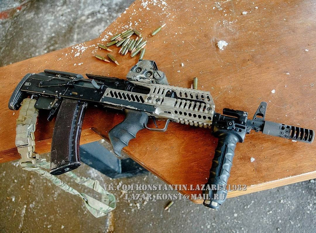 Một cải tiến đáng chú ý nữa của khẩu AK này là nòng súng được trang bị bộ bù phanh đầu nòng phản ứng hiệu quả cao, giúp giảm đáng kể độ giật và văng của vũ khí khi bắn.