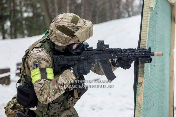 Ngoài ra, AK Alpha FSB còn có thân vỏ được thiết kế riêng với đường ray Picatinny, giúp súng dễ dàng gắn thêm các phụ kiện có sẵn như ống ngắm quang học, laser, súng phóng lựu, đèn pin...