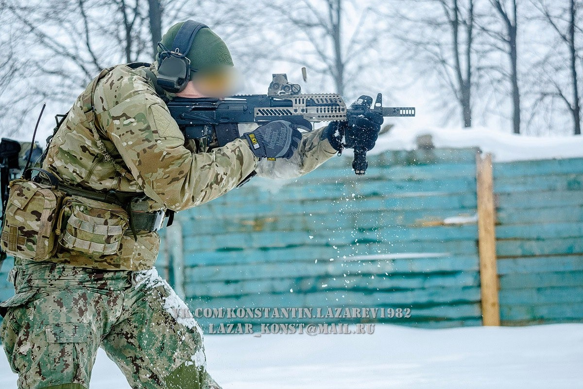 Vũ khí cũng đi kèm với một bộ giảm thanh. Mặc dù nó không thể triệt âm hoàn toàn âm thanh phát ra từ các viên đạn siêu thanh 5.45, nhưng nó làm tăng đáng kể mức độ bí mật trong những lần hoạt động đặc biệt.