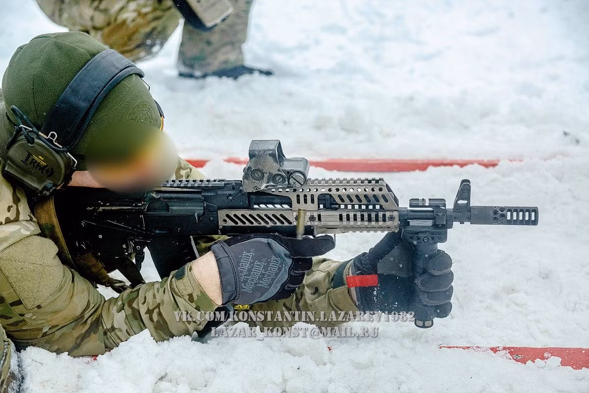 AK dành cho đặc nhiệm FSB Alpha vẫn giữ được đặc điểm chính của súng trường tấn công Kalashnikov là độ tin cậy. Như mọi khi, khẩu súng này không sợ bụi hoặc ô nhiễm và hoạt động tốt trong mưa hoặc bùn lầy, cũng như ở nhiệt độ từ -50 đến + 50 °C.