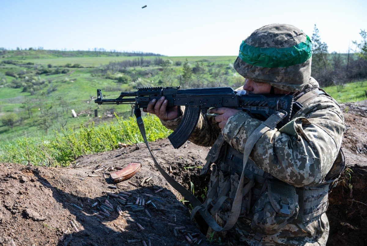 AK Alpha không có điểm chung nào với AK-12 phiên bản gốc hoặc AK-105 cỡ nòng 5,45x39 mm, mặc dù dựa trên thiết kế từ những vũ khí này. AK Alpha của FSB là một sửa đổi độc đáo cho các hoạt động tác chiến trong đô thị, đặc biệt là trong môi trường đêm tối.